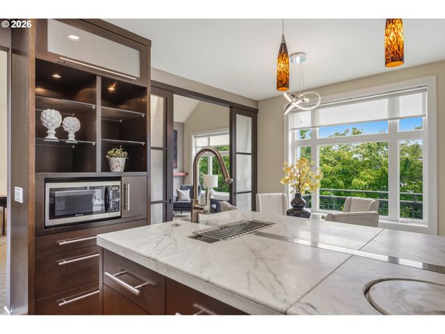 225 S MONTGOMERY St ES 2&5, Portland, OR 97201