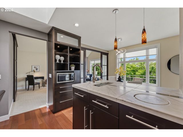 225 S MONTGOMERY St ES 2&5, Portland, OR 97201