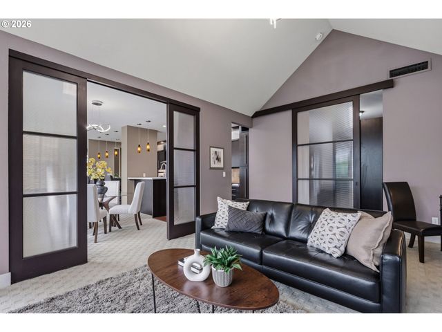 225 S MONTGOMERY St ES 2&5, Portland, OR 97201