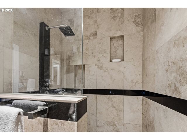 225 S MONTGOMERY St ES 2&5, Portland, OR 97201