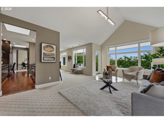 225 S MONTGOMERY St ES 2&5, Portland, OR 97201