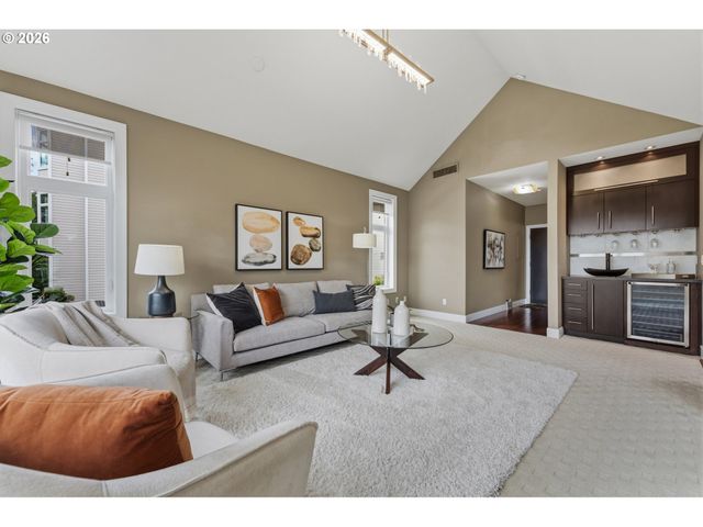 225 S MONTGOMERY St ES 2&5, Portland, OR 97201