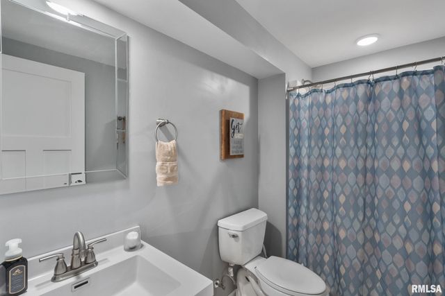 102 E GROVE Road, Long Grove, IA 52756