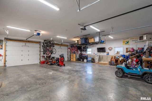 102 E GROVE Road, Long Grove, IA 52756