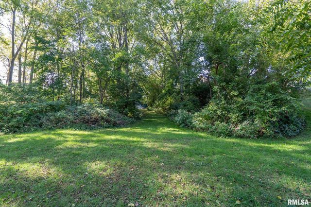 102 E GROVE Road, Long Grove, IA 52756