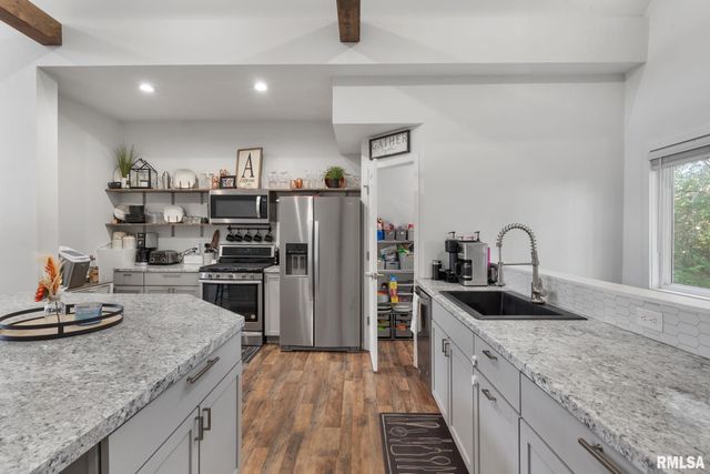 102 E GROVE Road, Long Grove, IA 52756