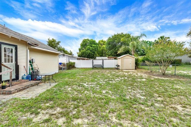 520 DORA AVENUE, Tavares, FL 32778