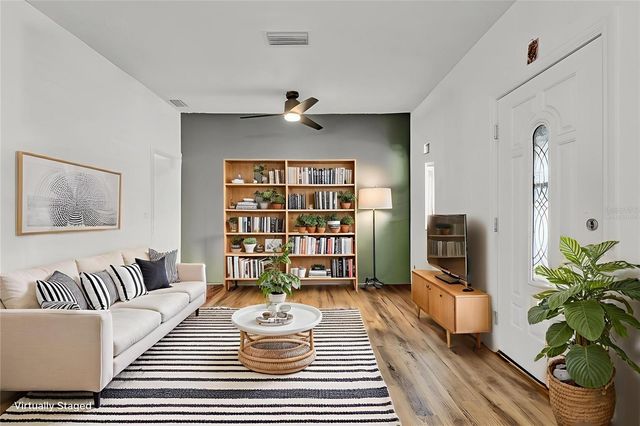 520 DORA AVENUE, Tavares, FL 32778