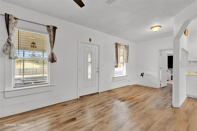 520 DORA AVENUE, Tavares, FL 32778