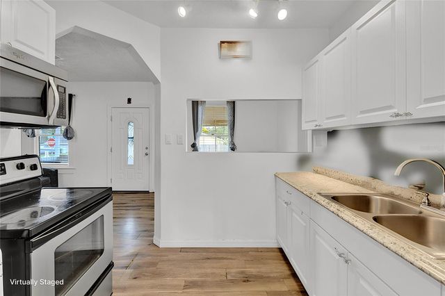 520 DORA AVENUE, Tavares, FL 32778