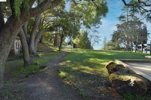 962 Regal Rd, Berkeley, CA 94708