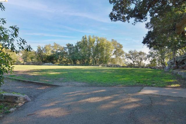 962 Regal Rd, Berkeley, CA 94708