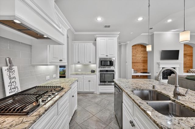 1129 Stonebridge Pass, Gunter, TX 75058