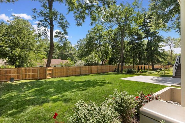 5213 W 70th Terrace, Prairie Village, KS 66208