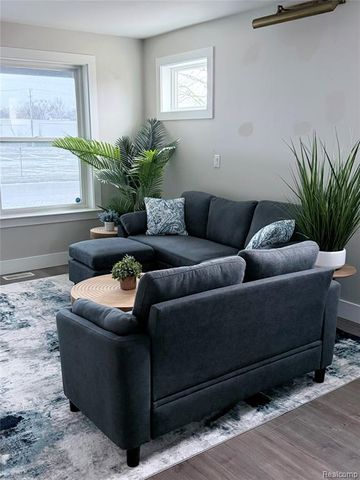 1755 E George Avenue, Hazel Park, MI 48030