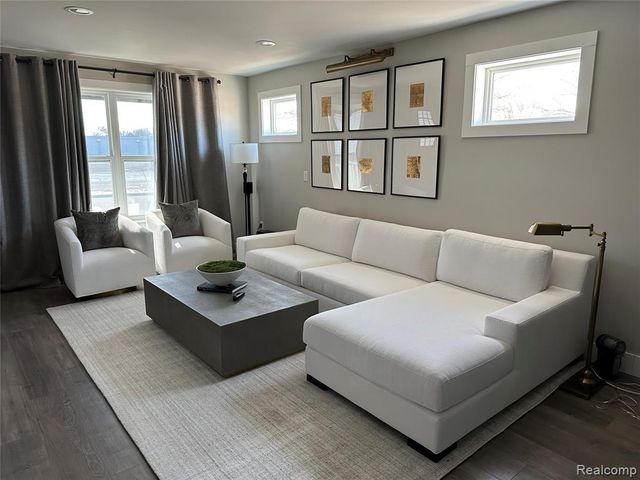 1755 E George Avenue, Hazel Park, MI 48030