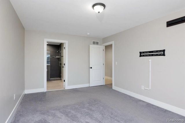 1755 E George Avenue, Hazel Park, MI 48030