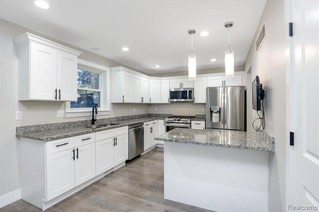 1755 E George Avenue, Hazel Park, MI 48030