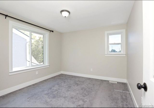 1755 E George Avenue, Hazel Park, MI 48030