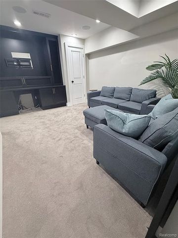 1755 E George Avenue, Hazel Park, MI 48030