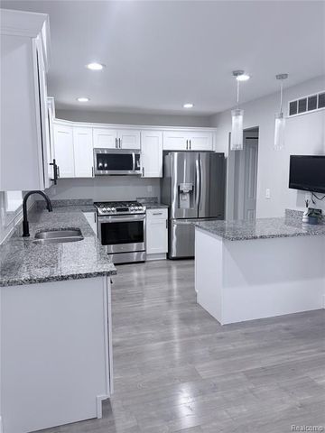 1755 E George Avenue, Hazel Park, MI 48030