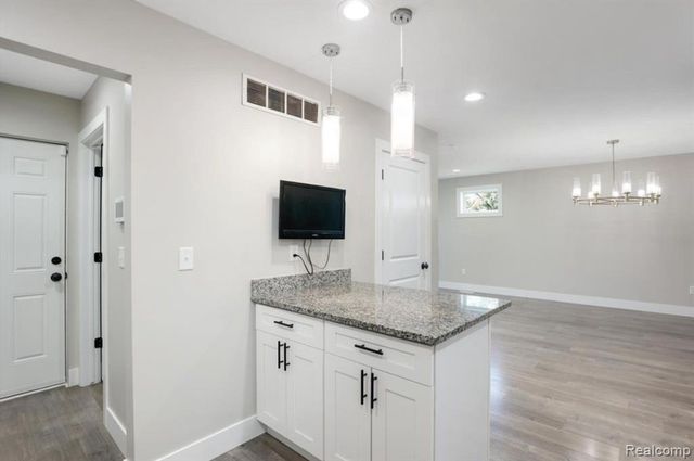 1755 E George Avenue, Hazel Park, MI 48030