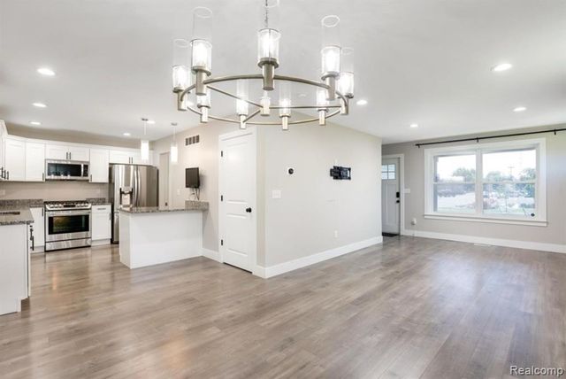 1755 E George Avenue, Hazel Park, MI 48030