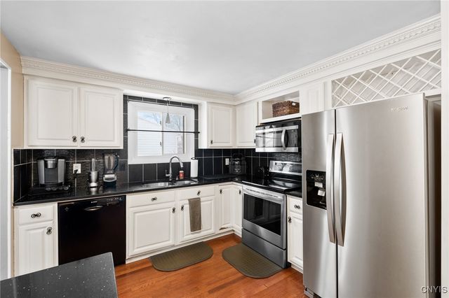 7998 Trina Circle, Clay, NY 13041