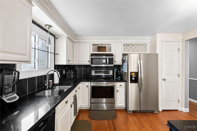 7998 Trina Circle, Clay, NY 13041