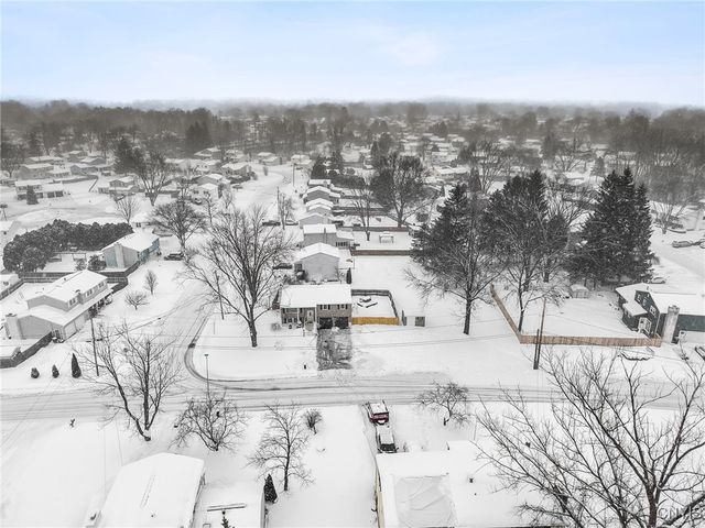 7998 Trina Circle, Clay, NY 13041