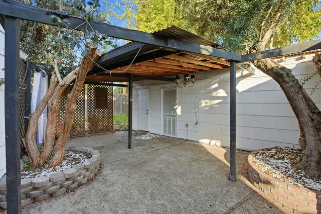 3801 Woodcrest Rd, Sacramento, CA 95821