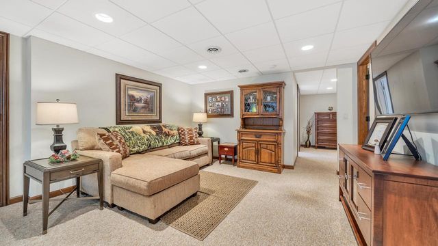 436 Maple Leaf COURT, Manitowoc, WI 54220