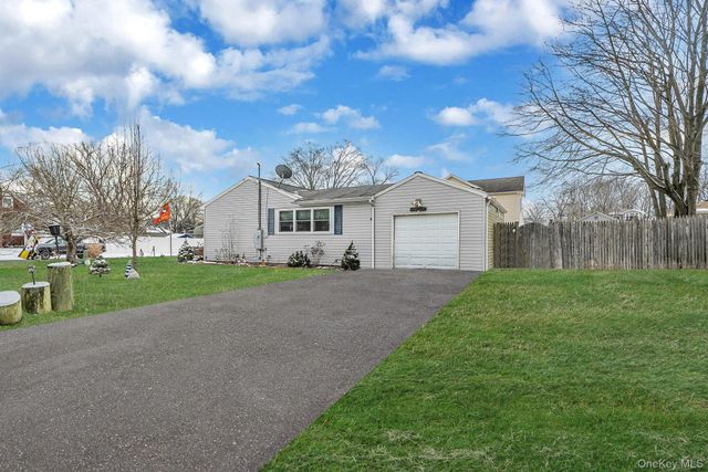 9 Maple Road, Middle Island, NY 11953