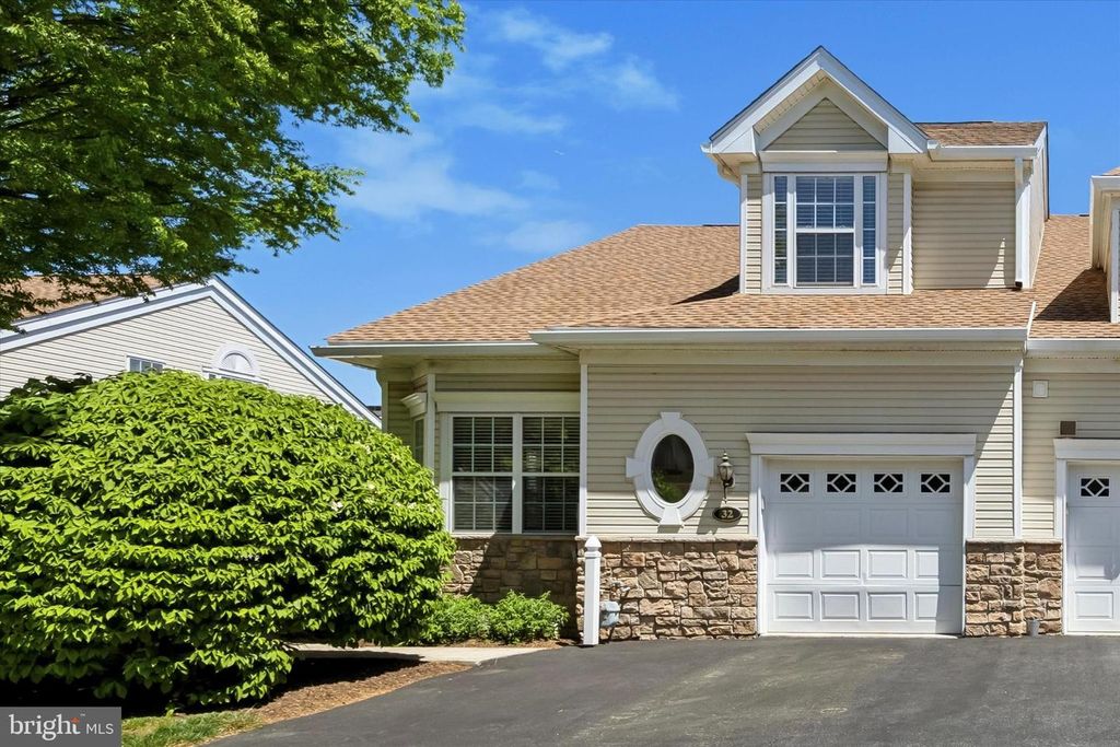32 DRESNER CIR, Upper Chichester, PA 19061