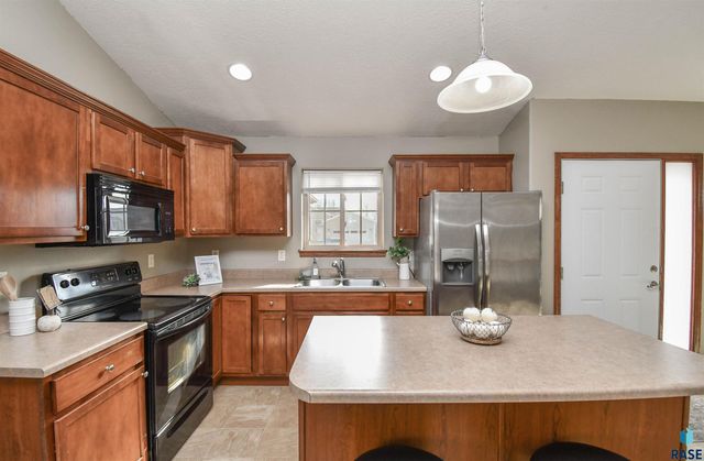 610 Kent St Street, Harrisburg, SD 57032