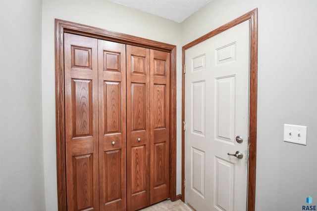 610 Kent St Street, Harrisburg, SD 57032