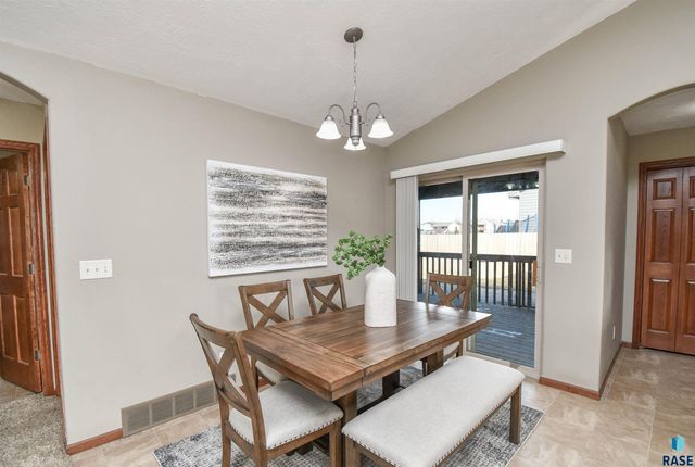 610 Kent St Street, Harrisburg, SD 57032