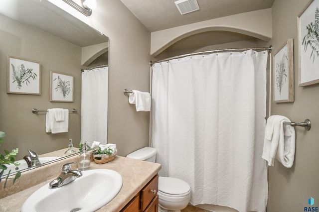 610 Kent St Street, Harrisburg, SD 57032