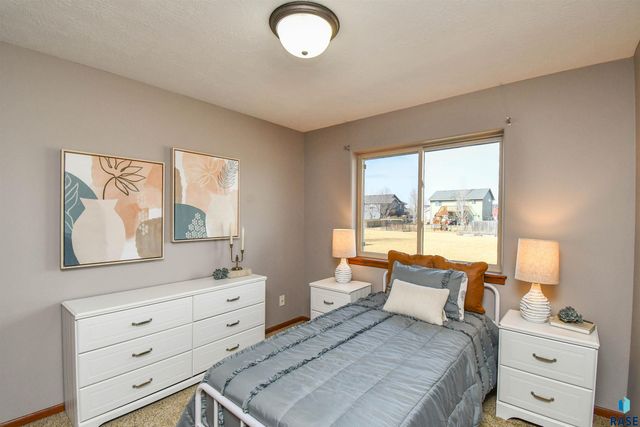 610 Kent St Street, Harrisburg, SD 57032