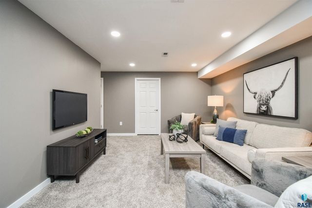 610 Kent St Street, Harrisburg, SD 57032