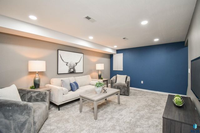 610 Kent St Street, Harrisburg, SD 57032