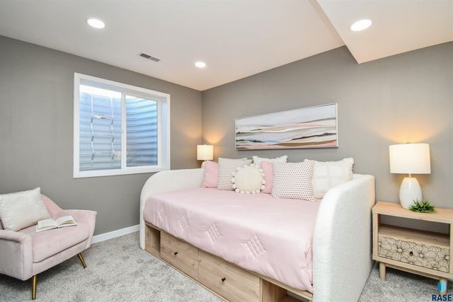 610 Kent St Street, Harrisburg, SD 57032