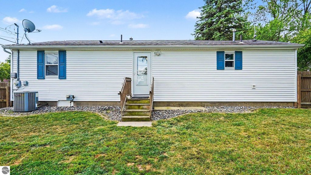 Image 2 of property listing at 110 Crane Street, Alma, MI 48801