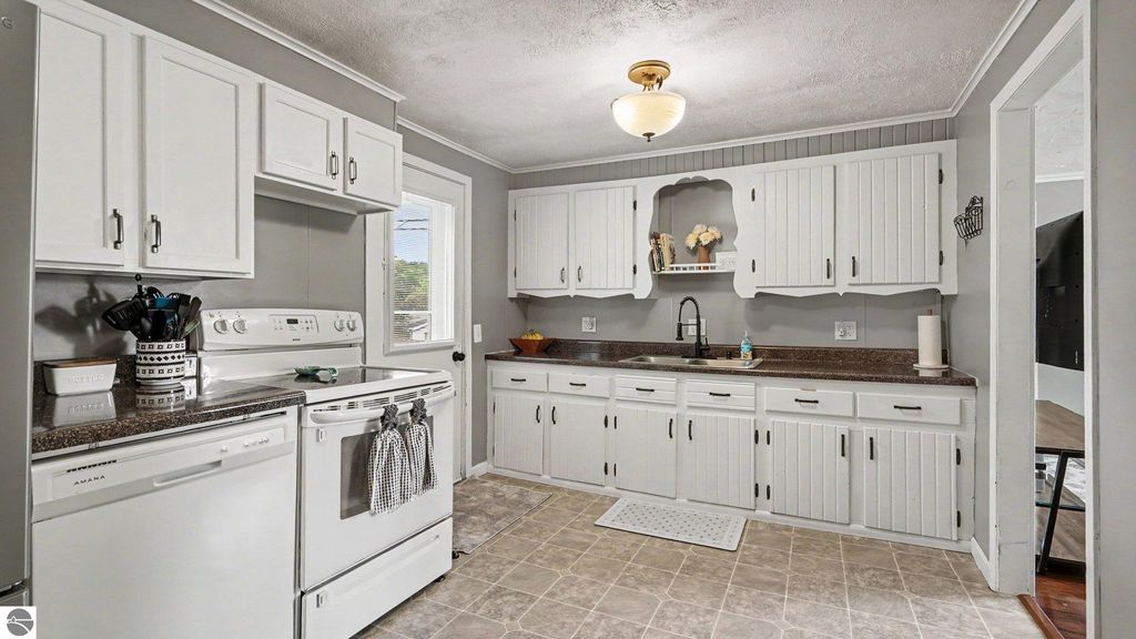 Image 6 of property listing at 110 Crane Street, Alma, MI 48801