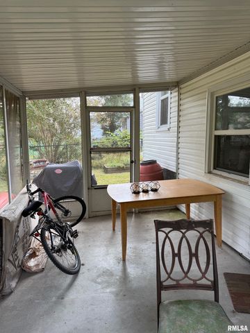 1010 W Walkup Avenue, Carbondale, IL 62901