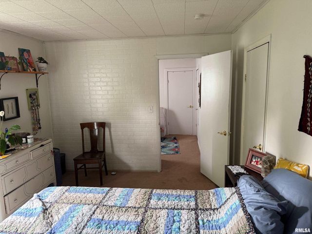 1010 W Walkup Avenue, Carbondale, IL 62901