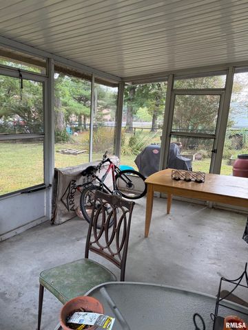 1010 W Walkup Avenue, Carbondale, IL 62901