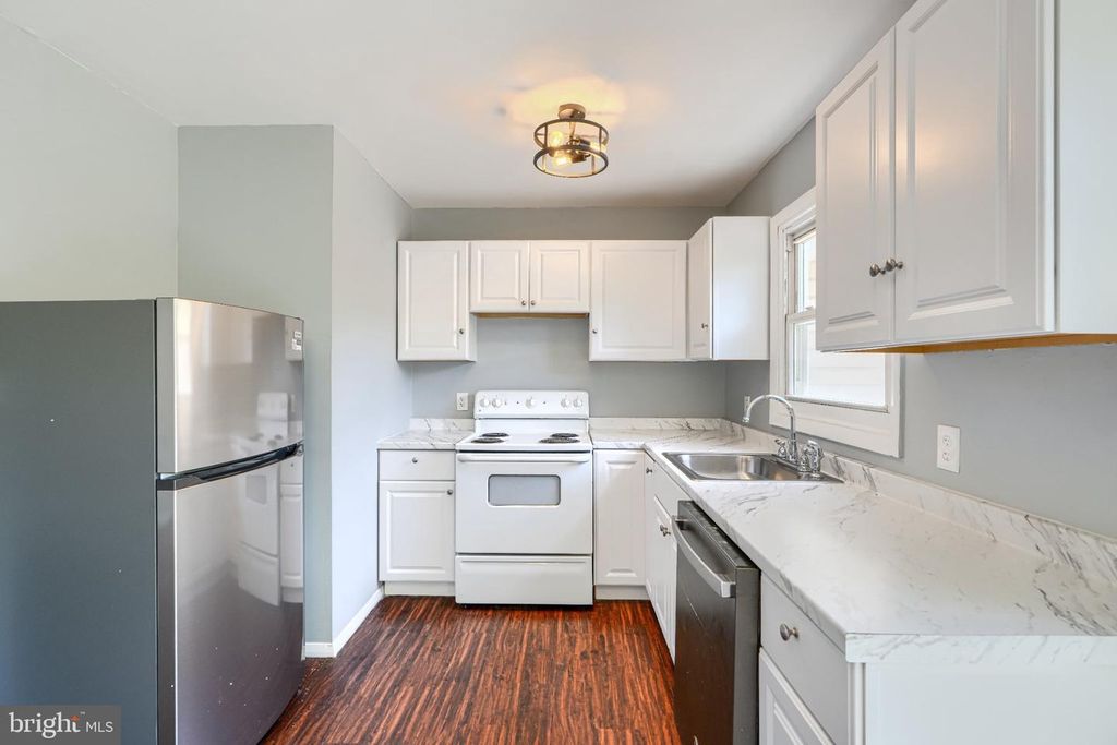 Image 7 of property listing at 4317 LEOLA AVE, Halethorpe, MD 21227