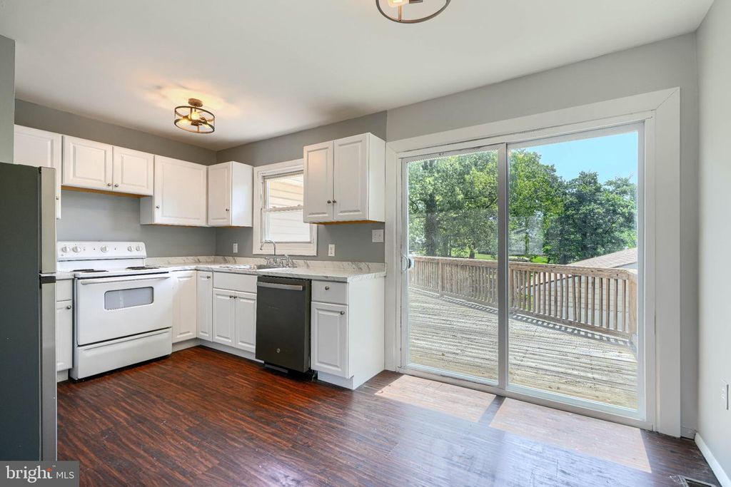 Image 10 of property listing at 4317 LEOLA AVE, Halethorpe, MD 21227