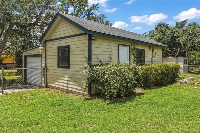 250 Hickory DR, Elgin, TX 78621
